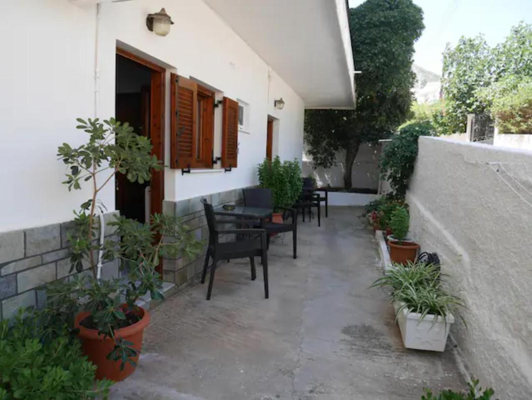 Chrysoula'S Welcoming Triple Room With Yard โมเน็มวาซี ภายนอก รูปภาพ