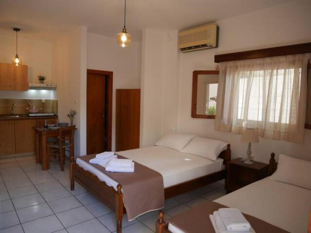 Chrysoula'S Welcoming Triple Room With Yard โมเน็มวาซี ภายนอก รูปภาพ