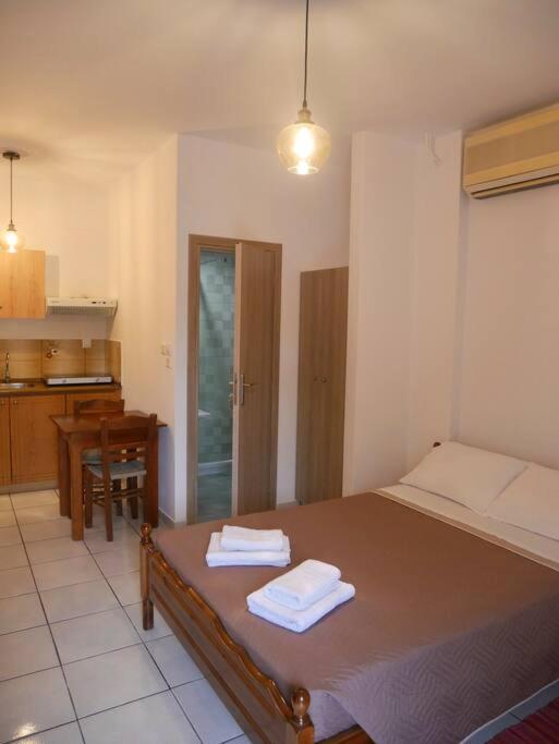 Chrysoula'S Welcoming Triple Room With Yard โมเน็มวาซี ภายนอก รูปภาพ