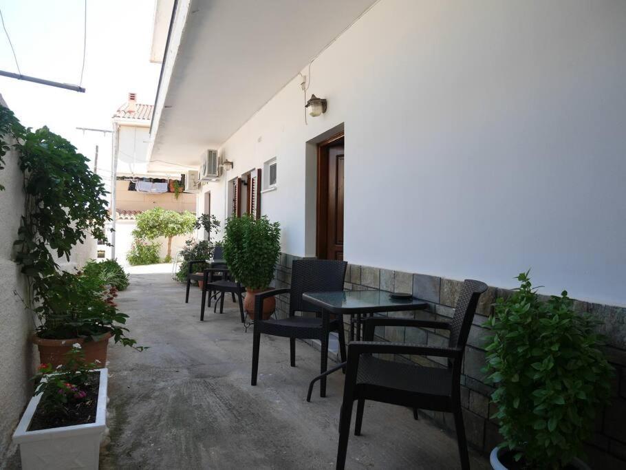 Chrysoula'S Welcoming Triple Room With Yard โมเน็มวาซี ภายนอก รูปภาพ
