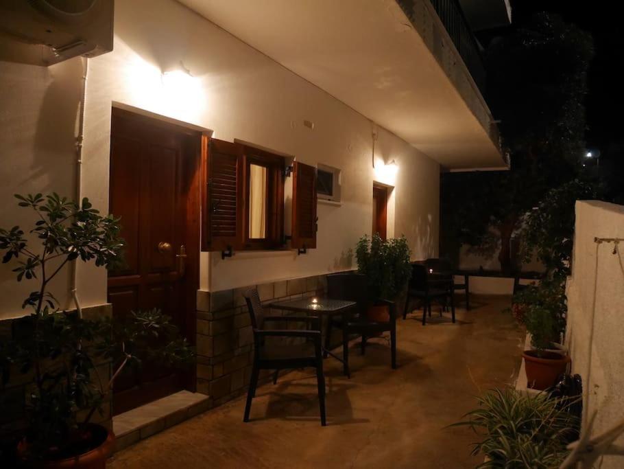 Chrysoula'S Welcoming Triple Room With Yard โมเน็มวาซี ภายนอก รูปภาพ