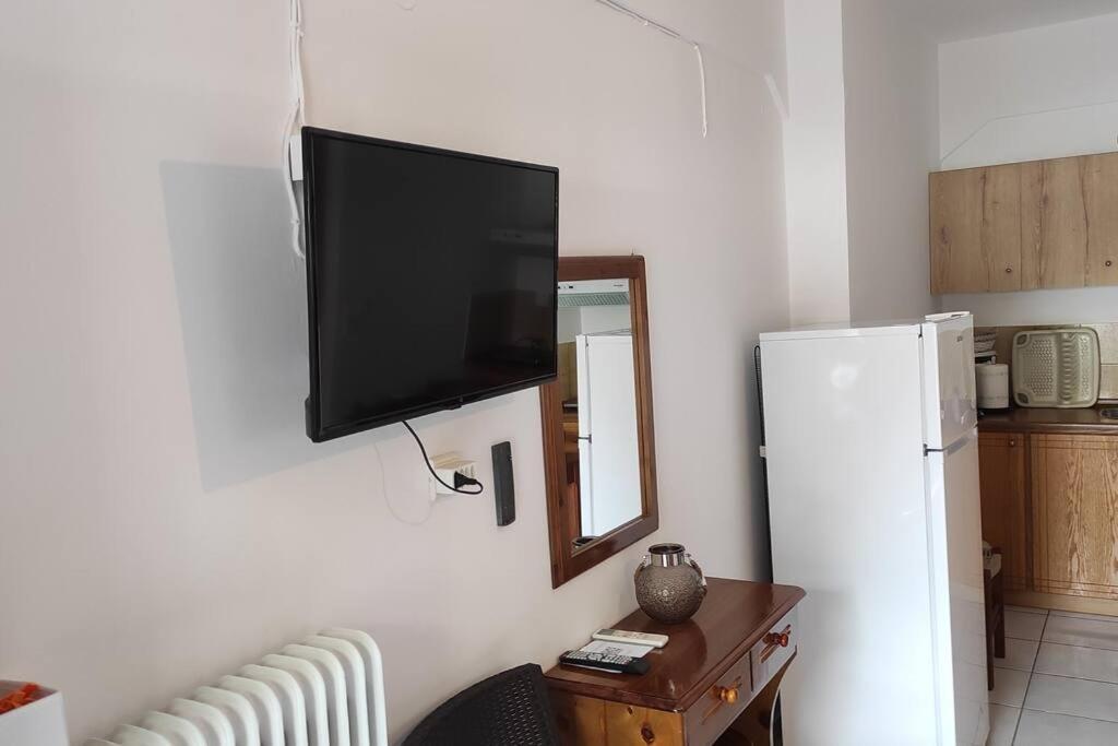 Chrysoula'S Welcoming Triple Room With Yard โมเน็มวาซี ภายนอก รูปภาพ