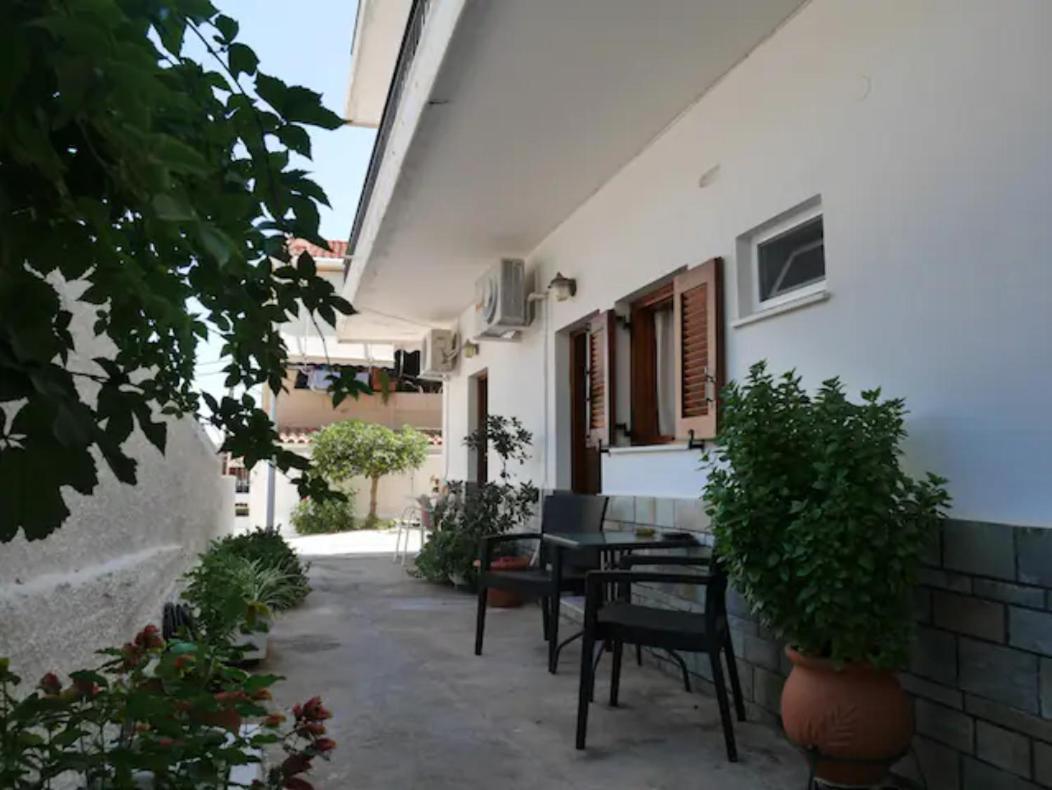 Chrysoula'S Welcoming Triple Room With Yard โมเน็มวาซี ภายนอก รูปภาพ